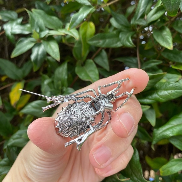 Vintage Inspired Beetle Brooch, Sparkling Green and Gray Jewels, Lightwe… - Picture 5 of 8